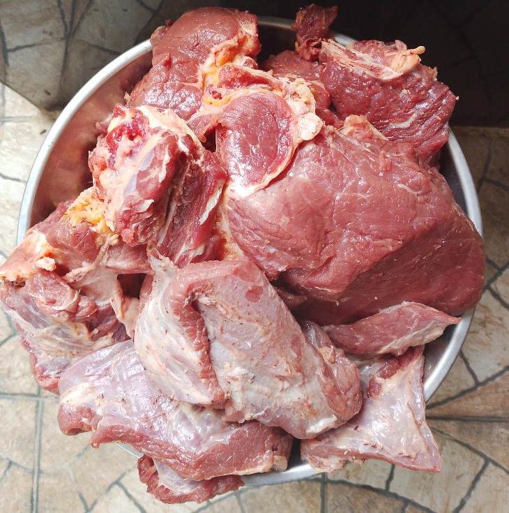 VIANDE DE BOEUF AVEC OS (1kg)